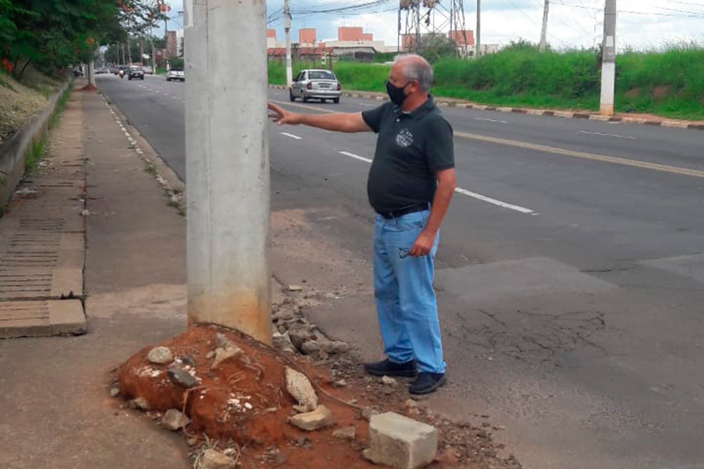 Tião Correa pede que CPFL finalize instalação de postes na Avenida Emílio Bosco